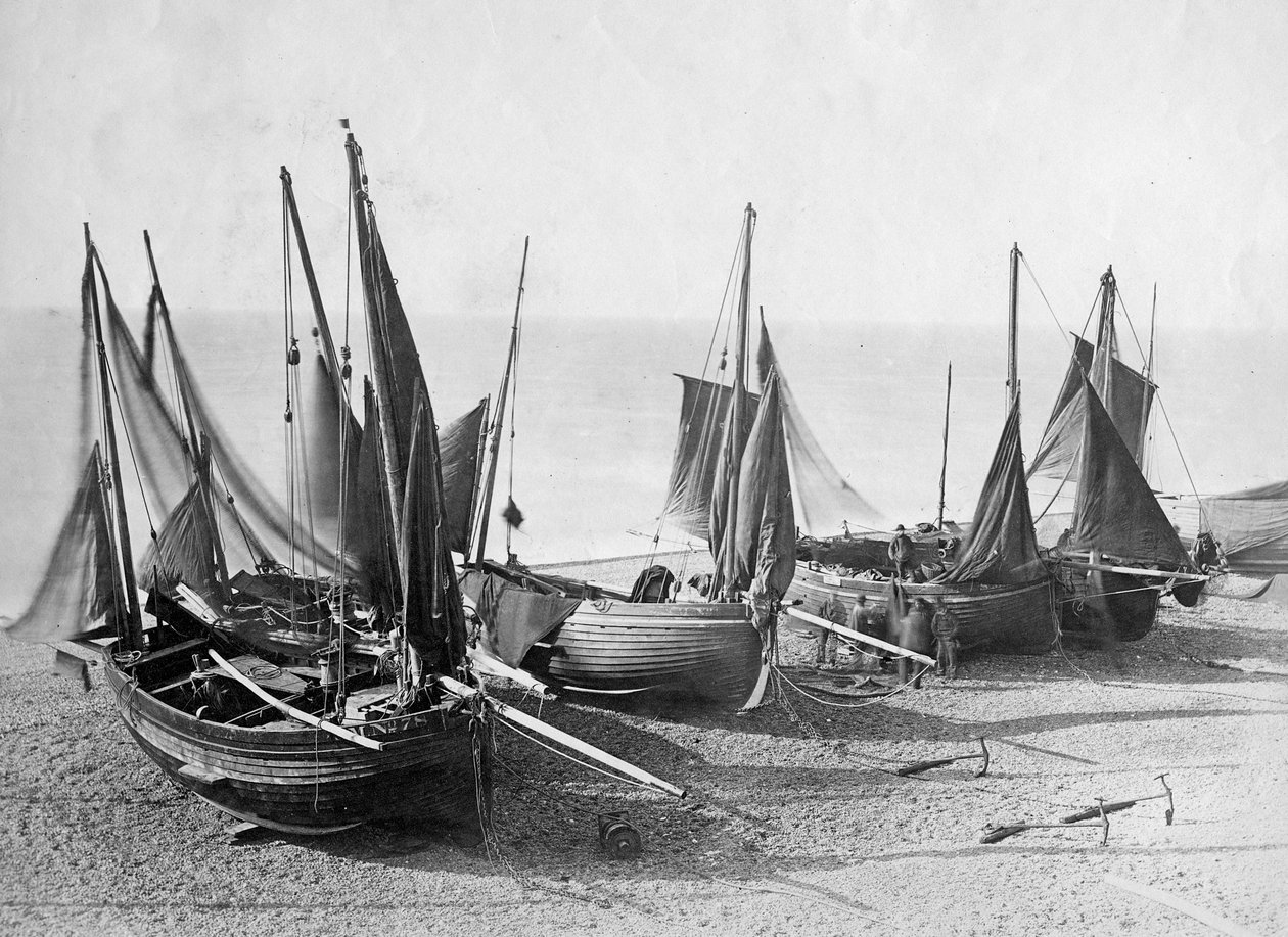 Łodzie rybackie wciągnęły się na plażę w Shoreham-by-Sea, ok. 1880 (zdjęcie) autorstwa English Photographer