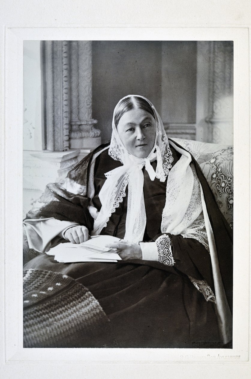 Florence Nightingale, siedząca na kanapie w Niebieskim Pokoju w Claydon House, 1891 autorstwa English Photographer