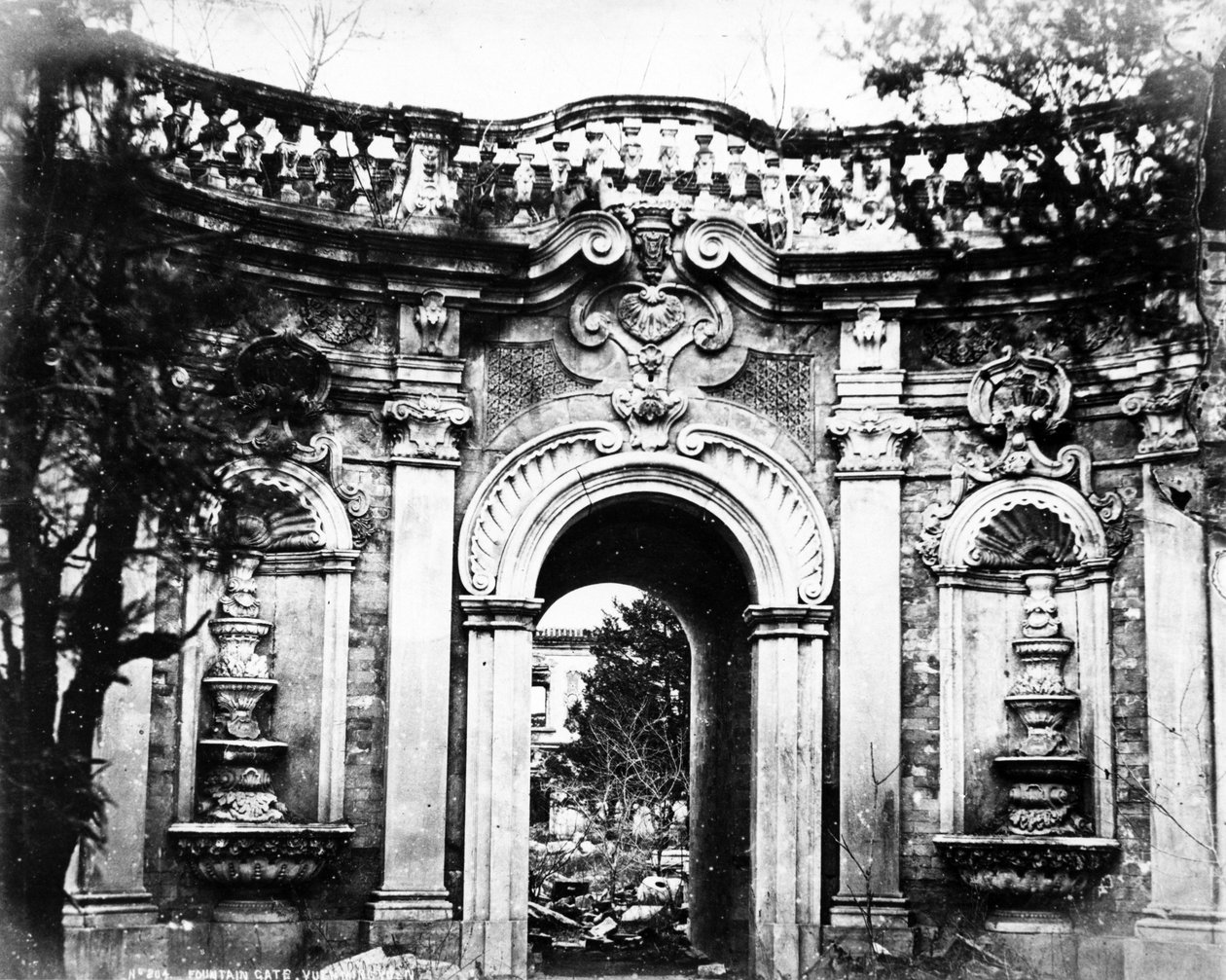 Fontanna Brama, Yuan Ming Yuan, ok.1870 autorstwa English Photographer