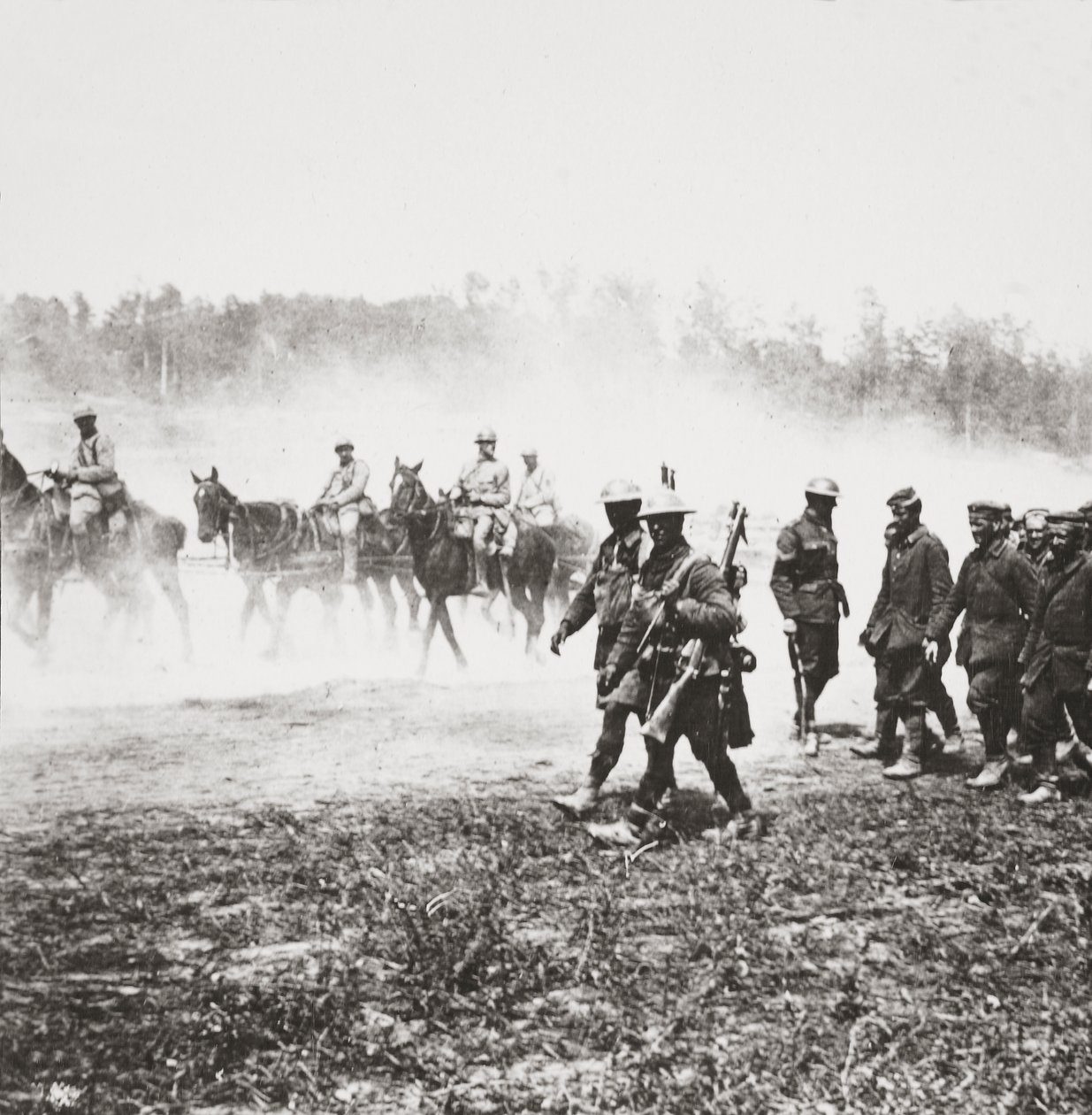 Francuskie 75-tki wracające do Chemin des Dames mijają więźniów zabranych podczas naszego przejazdu w pobliżu St Quentin autorstwa English Photographer