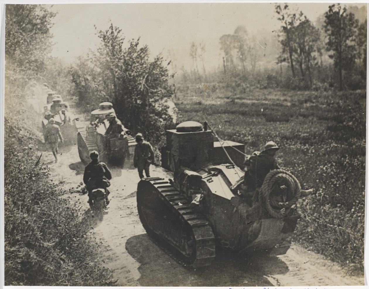 Francuskie czołgi Renault FT 17 „Mosquito”, z żołnierzami na motocyklu i pieszo, 1917-18 autorstwa English Photographer