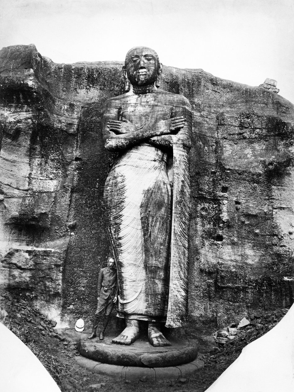 Stojąca figura buddyjska Gal Vihara, ok. 1870-90 autorstwa English Photographer