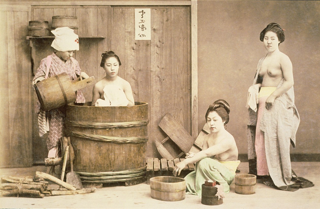 Kąpiel gejszy, ok. 1880 (ręcznie barwiony odcisk albumin) autorstwa English Photographer