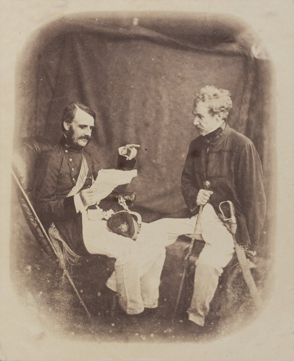 Generał Sir Colin Campbell i generał major William Mansfield czytający depesze, ok. 1858 r autorstwa English Photographer