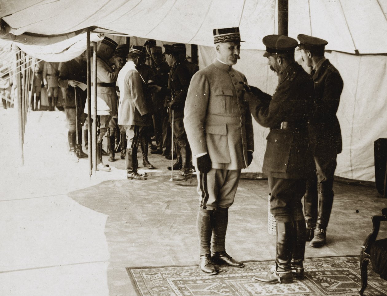 Jerzy V dekoruje generała Petain autorstwa English Photographer