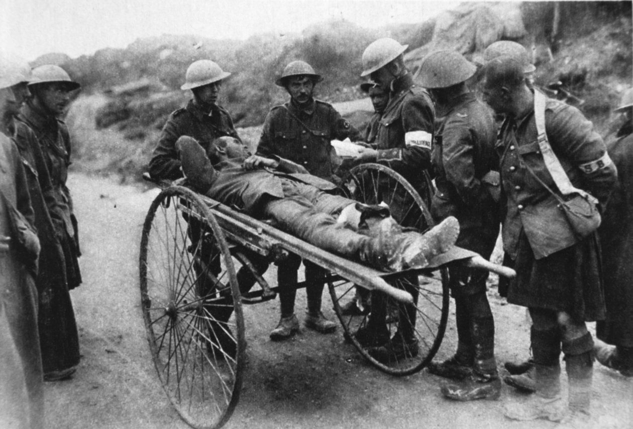 Więźniowie niemieccy: ranny mężczyzna z zabranym nazwiskiem, z The Illustrated War News, 26.07.1916 r. autorstwa English Photographer