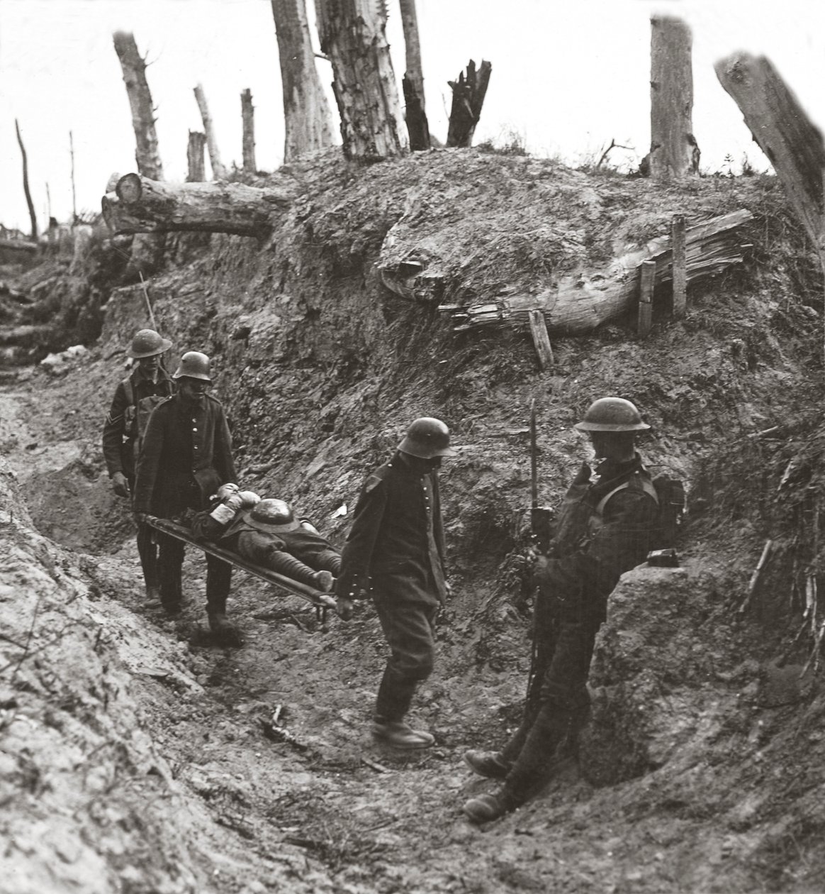 Więźniowie niemieccy, zmuszeni do noszenia rannych podczas forsownego szturmu na Las Trones, 1916 autorstwa English Photographer