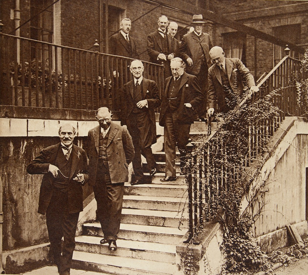 Rząd w kryzysie: utworzenie Gabinetu Narodowego na wniosek króla Jerzego V (na zdjęciu w ogrodzie przy Downing Street 10) 1931 autorstwa English Photographer