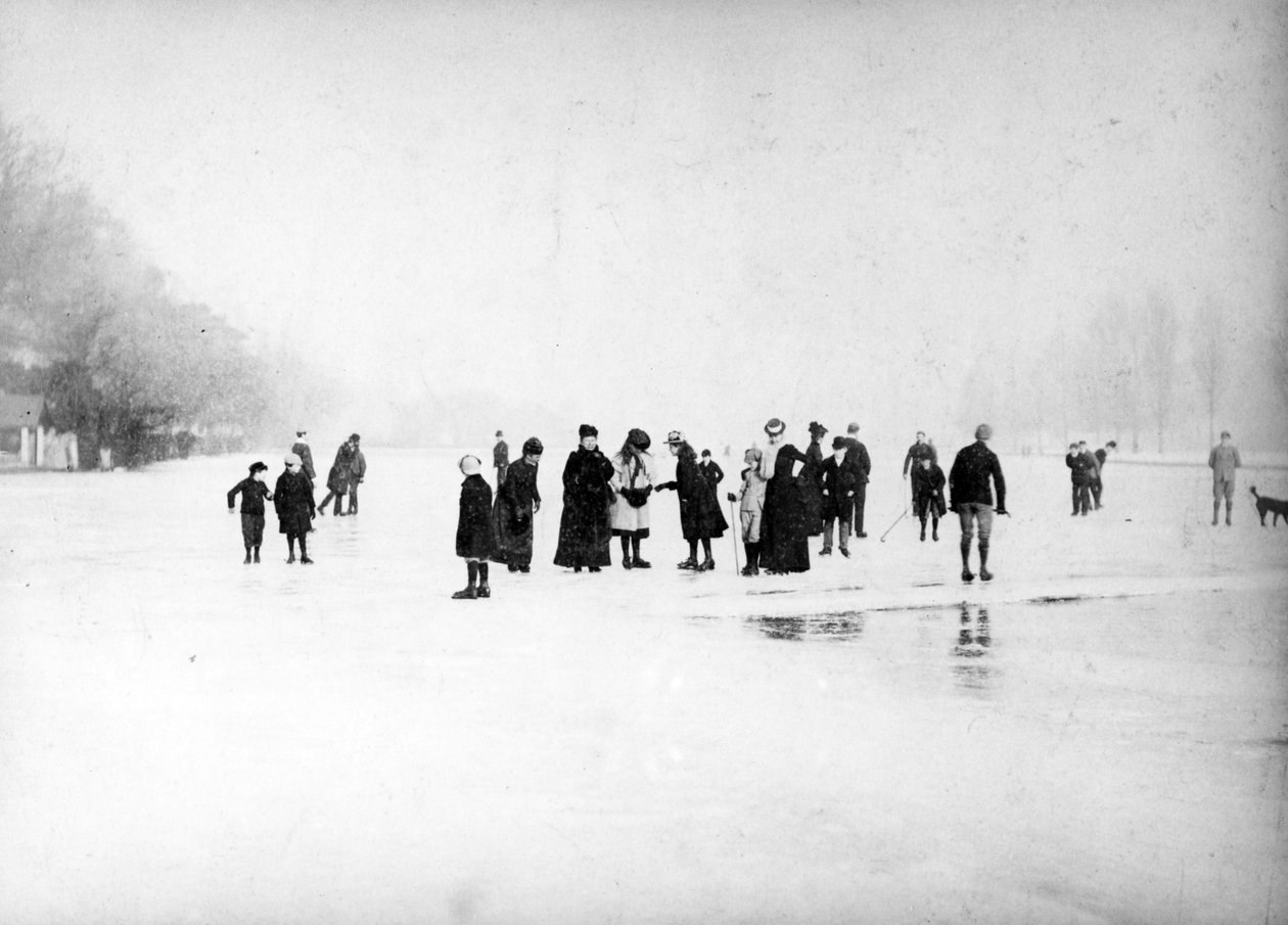 Łyżwiarstwo na torfowiskach, ok. 1870-99 autorstwa English Photographer