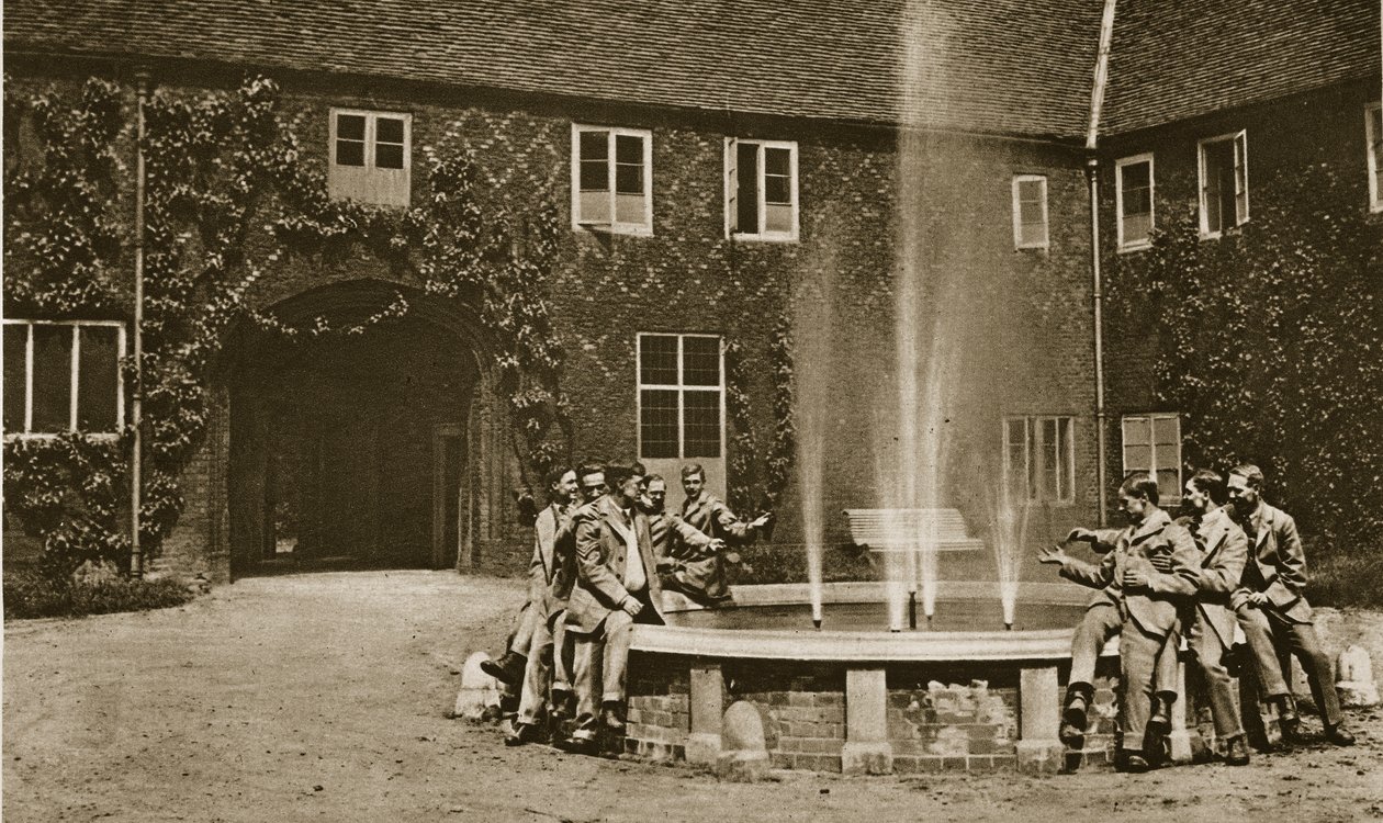 Na dziedzińcu pałacu Fulham, 1914-19 autorstwa English Photographer