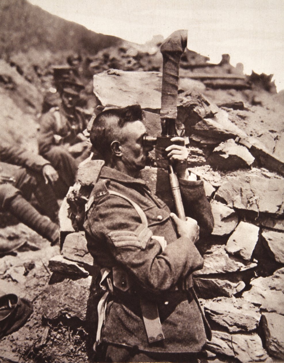 W okopach brytyjskich w Salonikach: sierżant używający peryskopu, z The Illustrated War News, 21 czerwca 1916 (zdjęcie w sepii) autorstwa English Photographer