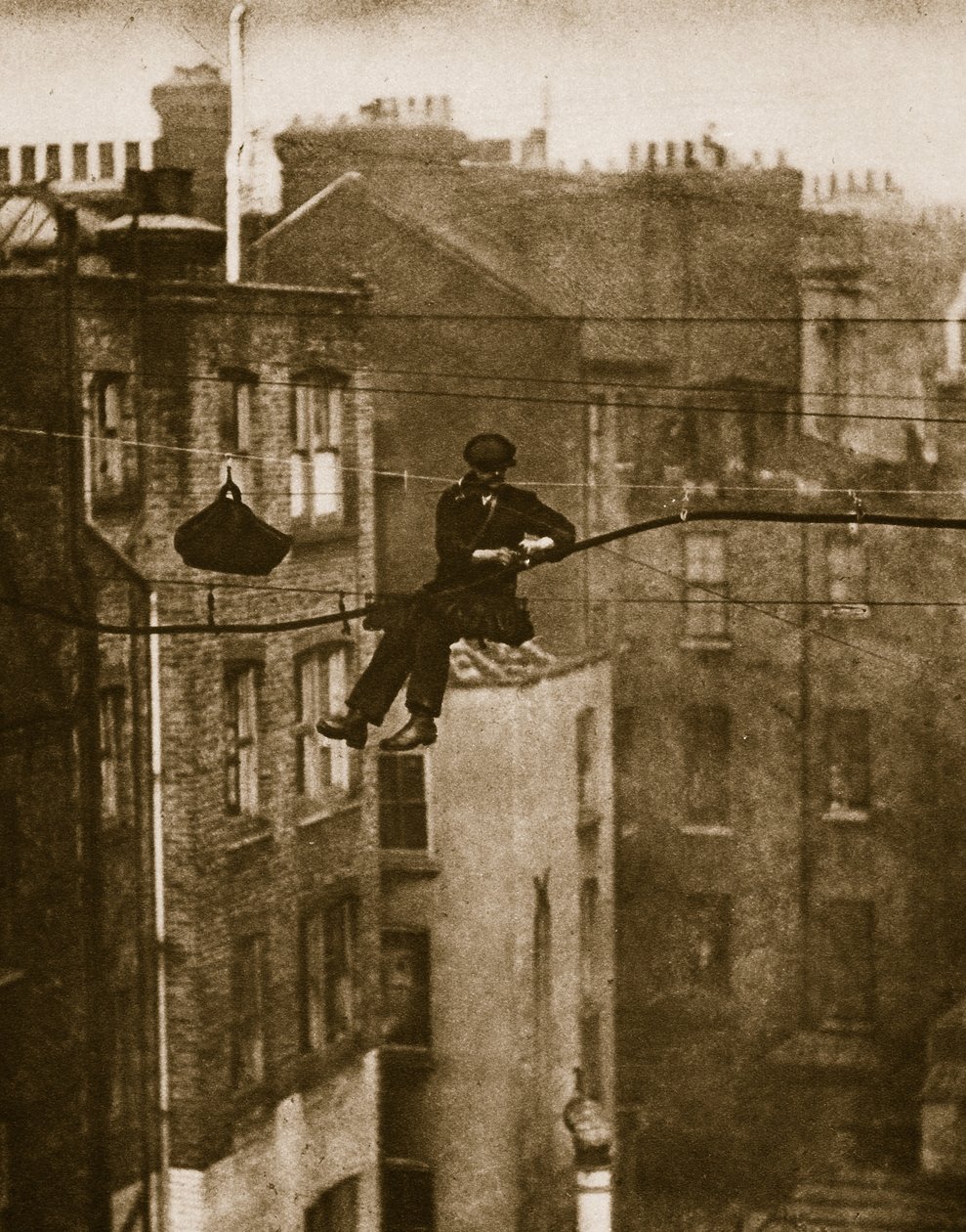 Sprawdzanie kabla telefonicznego między ulicami Conduit i Maddox (zdjęcie w sepii) autorstwa English Photographer
