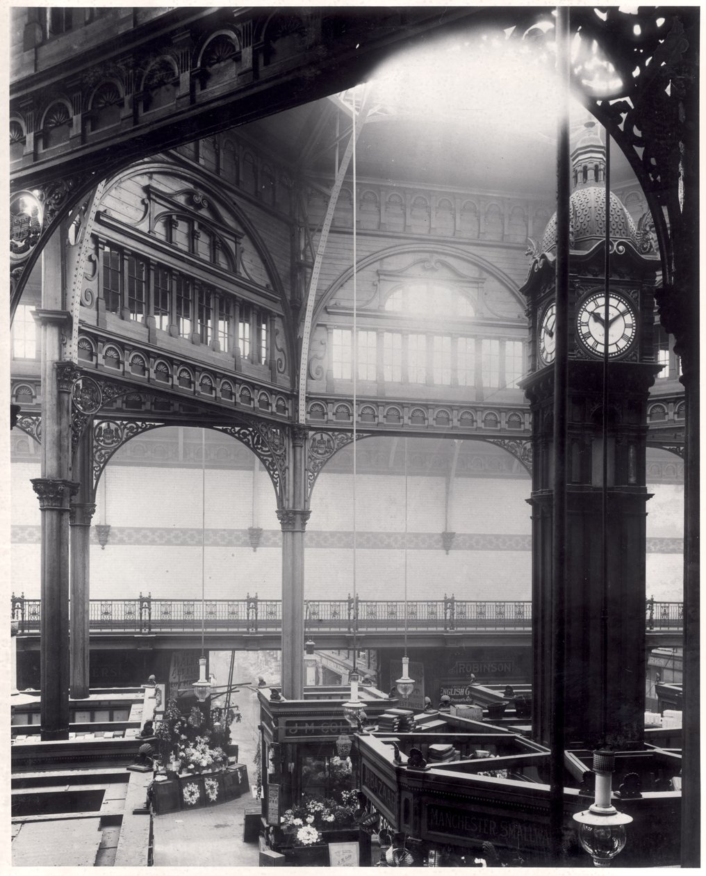 Wnętrze Kirkgate Market Hall z zegarem przeniesionym do Oakwood w 1912, 23 września 1911 autorstwa English Photographer