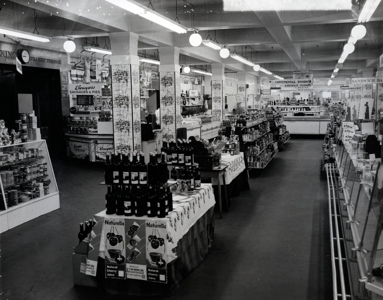 Wnętrze sklepu Woolworths, 1956 autorstwa English Photographer
