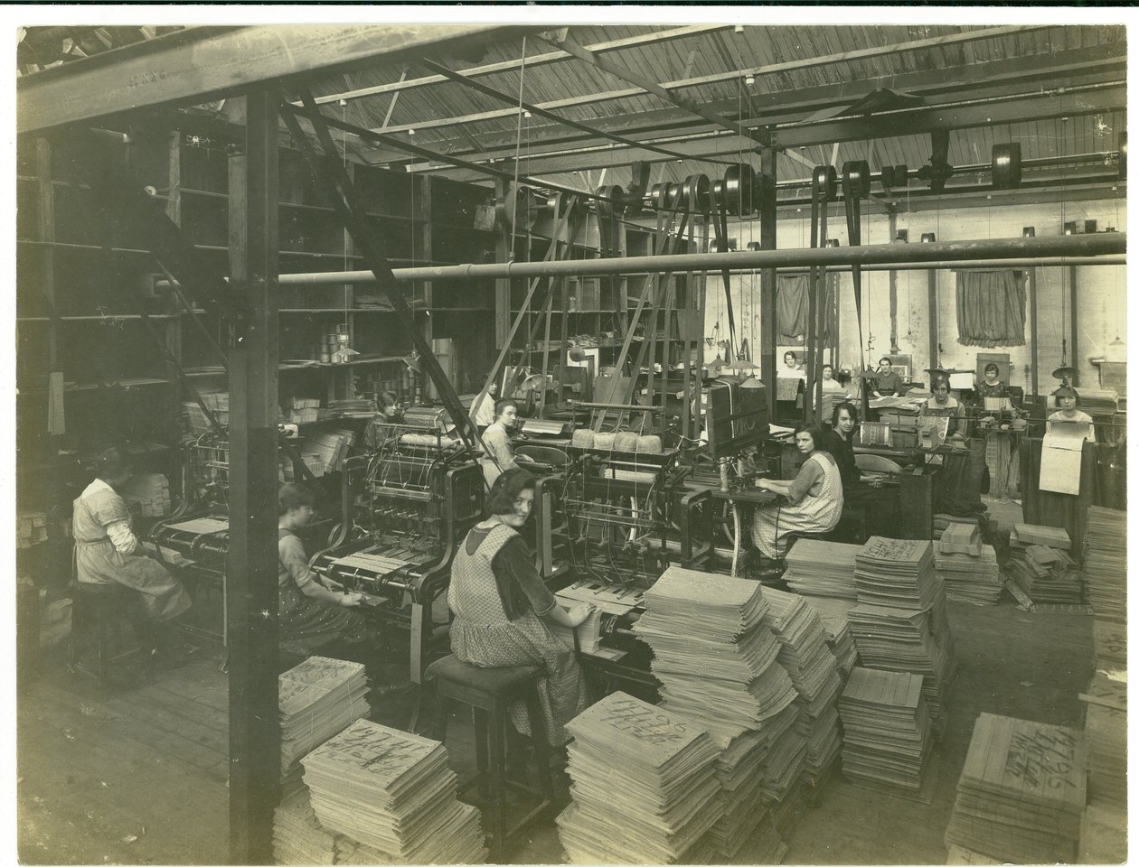 Stemplowanie kart żakardowych, Dywan, 1923 autorstwa English Photographer