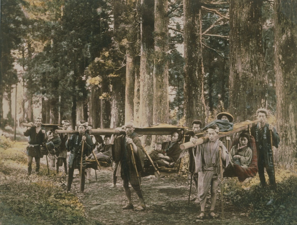 Japońska rodzina niesiona w lektyce, ok. 1880 (ręcznie barwiony odcisk albumin) autorstwa English Photographer