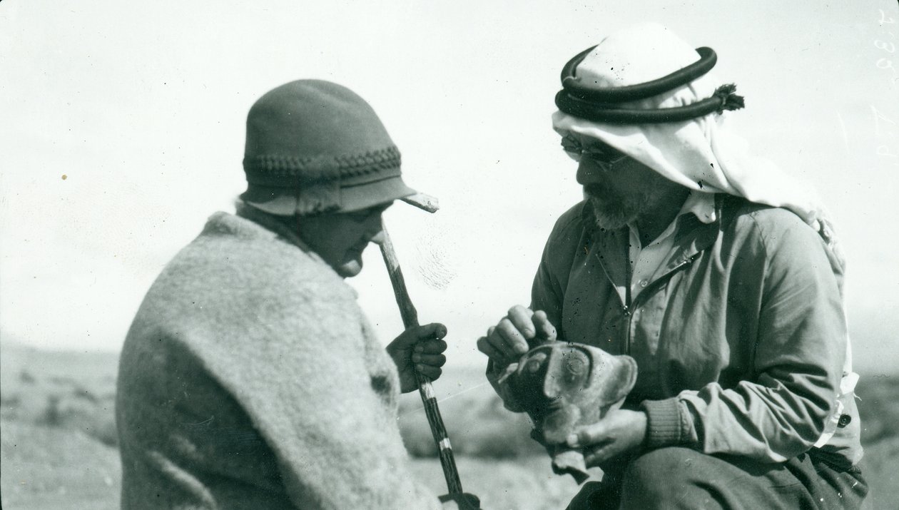 John Garstang pokazujący kawałek kielicha ceramiki Yahudieh Ware pani Garstang, 1930 autorstwa English Photographer