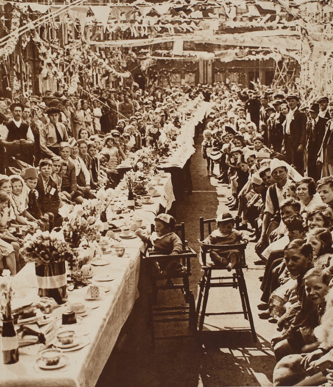 Jubileuszowa impreza herbaciana dla dzieci na Orville Road, Battersea, 1935 autorstwa English Photographer