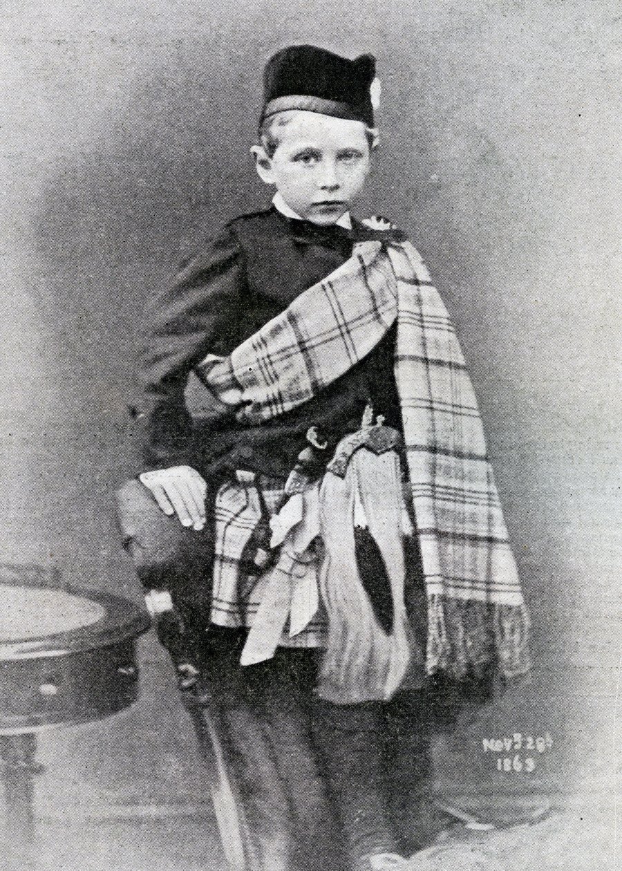 Kaiser Wilhelm II sfotografowany w wieku 4 lat w kilcie noszonym na ślub swojego wuja Edwarda, księcia Walii z księżniczką Aleksandrą z Danii, 1863 autorstwa English Photographer