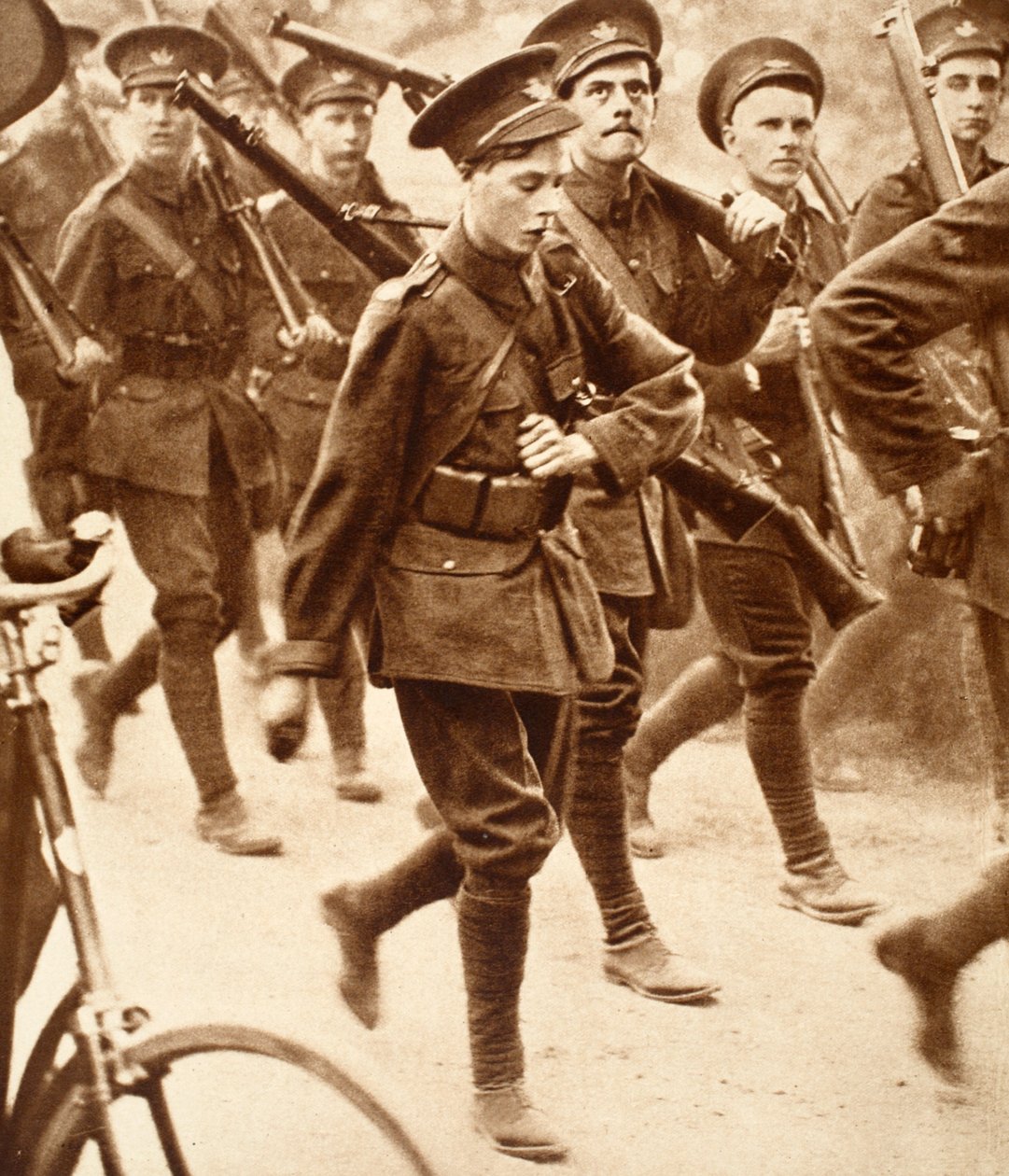 Król Edward VIII maszerujący z O.T.C. Uniwersytetu Oksfordzkiego, przed I wojną światową, ok. 1911 r. autorstwa English Photographer