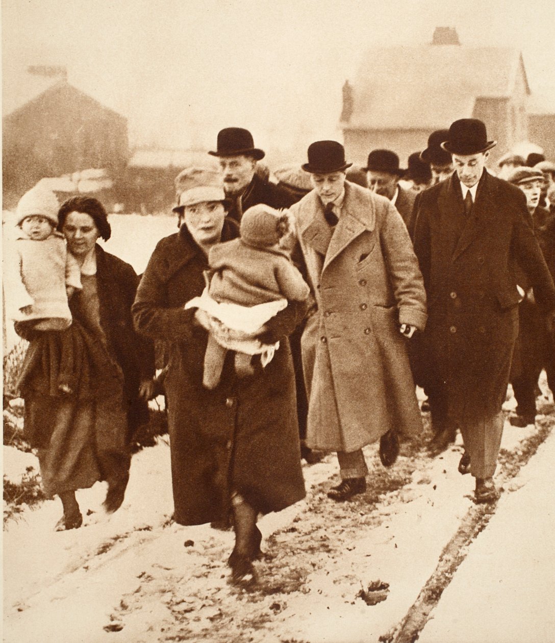 Król Edward VIII idący przez śnieg w Winlaton autorstwa English Photographer