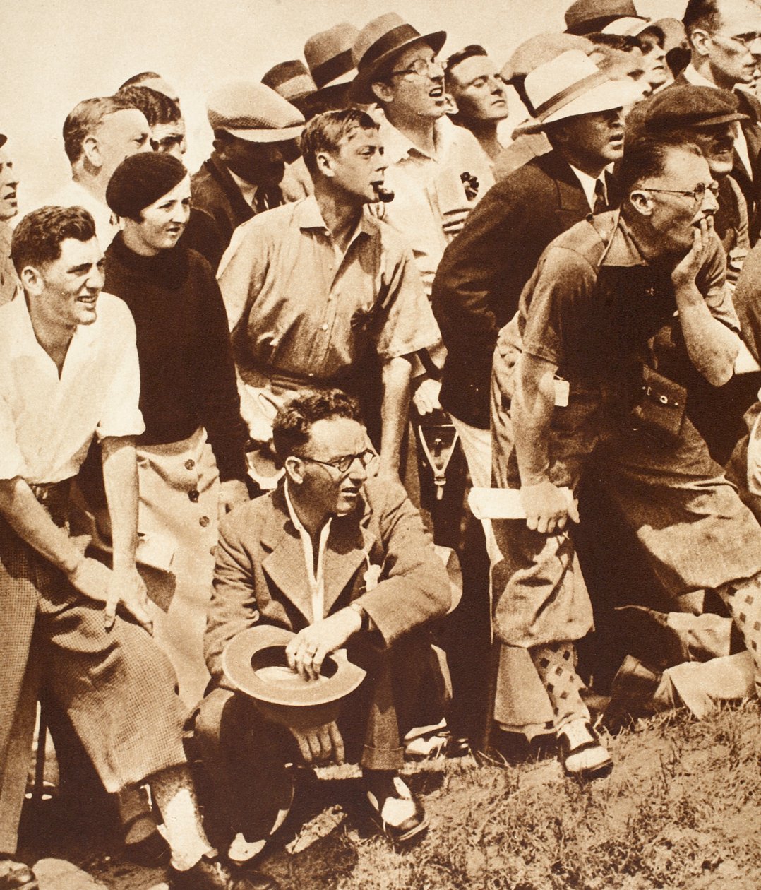 Król Edward VIII i przyjaciele oglądają golfa na otwartych mistrzostwach, St. Andrews, lata 30. XX wieku autorstwa English Photographer