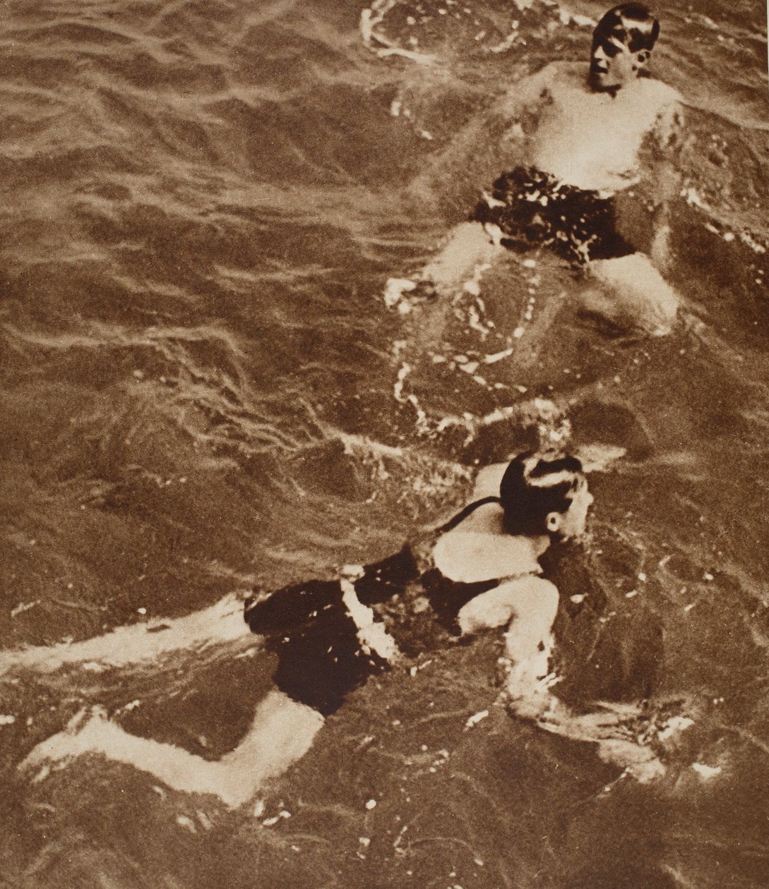 Król Edward VIII i książę Kentu pływający na Riwierze, 1933 autorstwa English Photographer