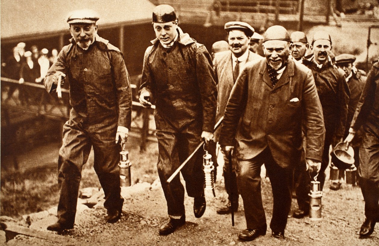 Król Edward VIII i górnicy idący w dół Cwmner Pit, Cardiff autorstwa English Photographer
