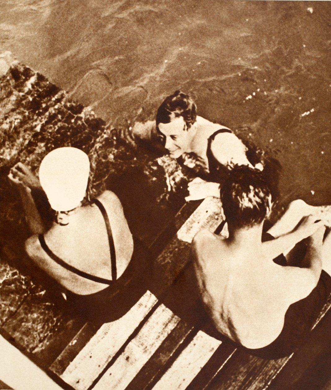 Król Edward VIII z przyjaciółmi na tratwie, Riwiera, 1933 autorstwa English Photographer