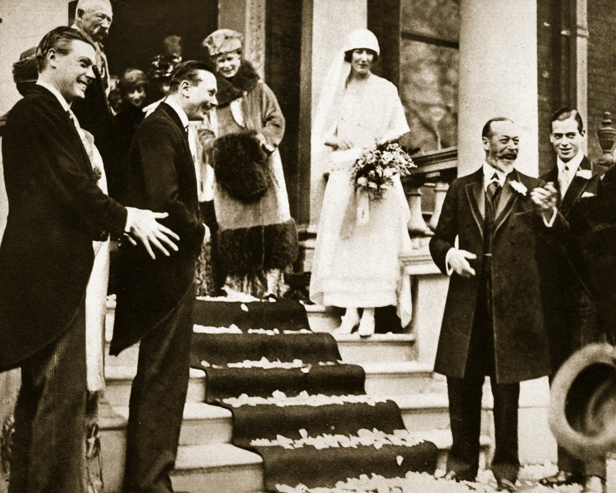 Król Jerzy macha na pożegnanie księżniczce Maud, córce księżniczki królewskiej, gdy wyjeżdża na miesiąc miodowy z lordem Carnegie, 1923 autorstwa English Photographer