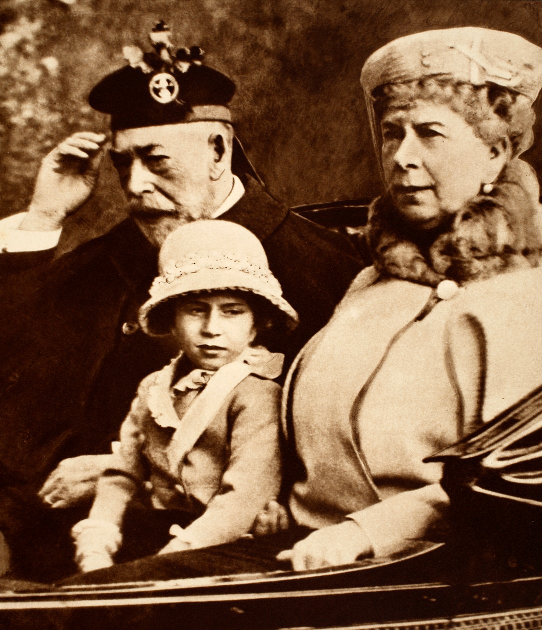 Król Jerzy i królowa Maria jadą do kościoła ze swoją wnuczką, księżniczką Małgorzatą, lata 30. XX wieku autorstwa English Photographer