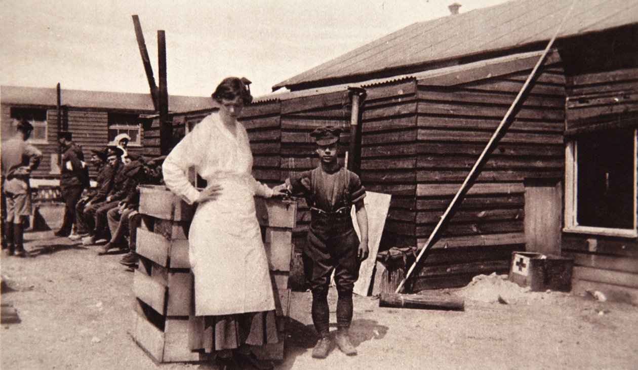 Przedsięwzięcie Lady Angelas: w jej łaźni wśród odgłosów wystrzałów, z The Illustrated War News, 1916 (zdjęcie w sepii) autorstwa English Photographer