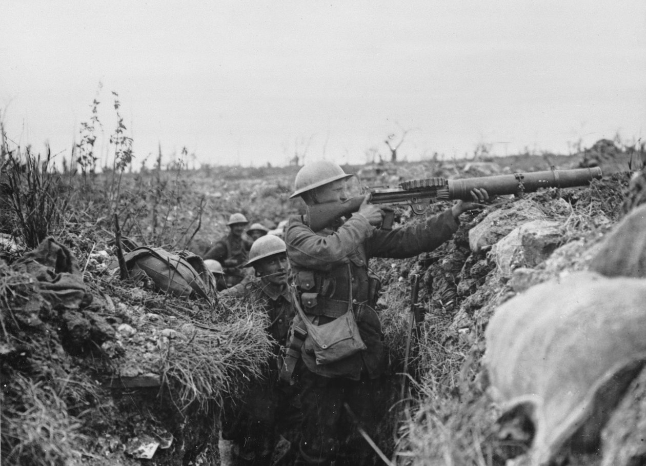 Strzelec Lewis na stopniu ostrzału okopu, 1916-18 autorstwa English Photographer