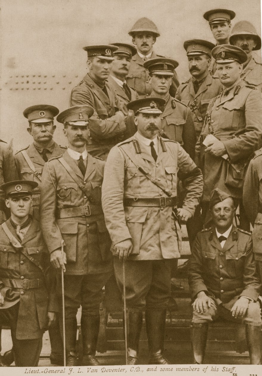 Generał porucznik F. L. Van Deventer, CB i niektórzy członkowie jego sztabu, 1914-19 autorstwa English Photographer