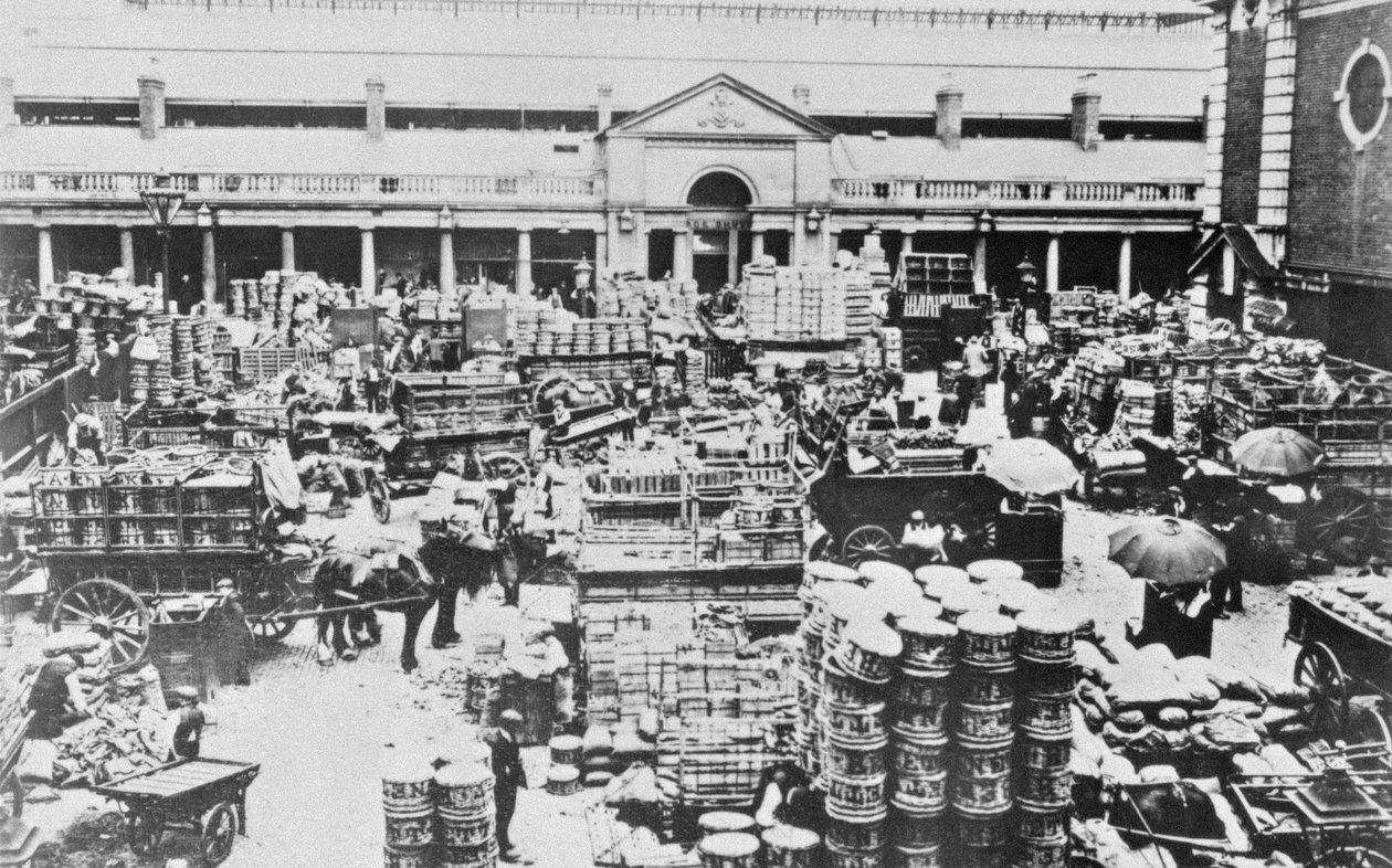 Ładowanie owoców na targu Covent Garden, 1900 autorstwa English Photographer
