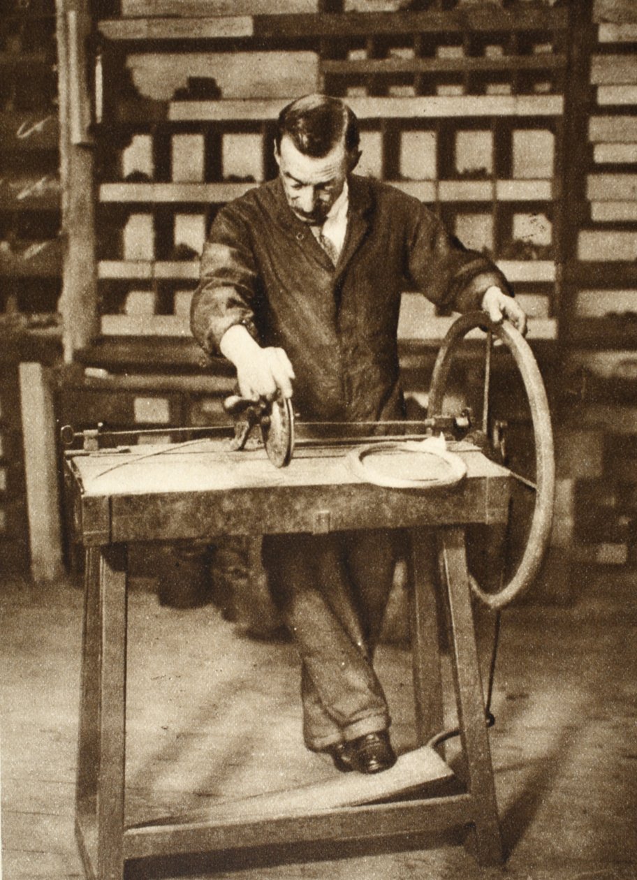 Ślusarz nawijający drut na sprężyny, z Cudownego Londynu, publikacja 1926-27 (fotograwiura) autorstwa English Photographer
