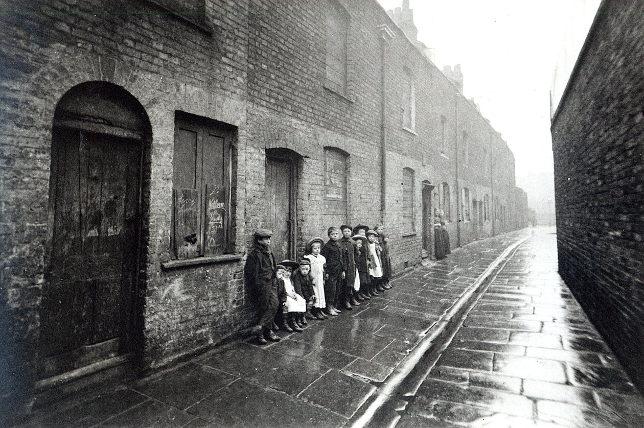 Londyńskie slumsy, ok.1900 autorstwa English Photographer
