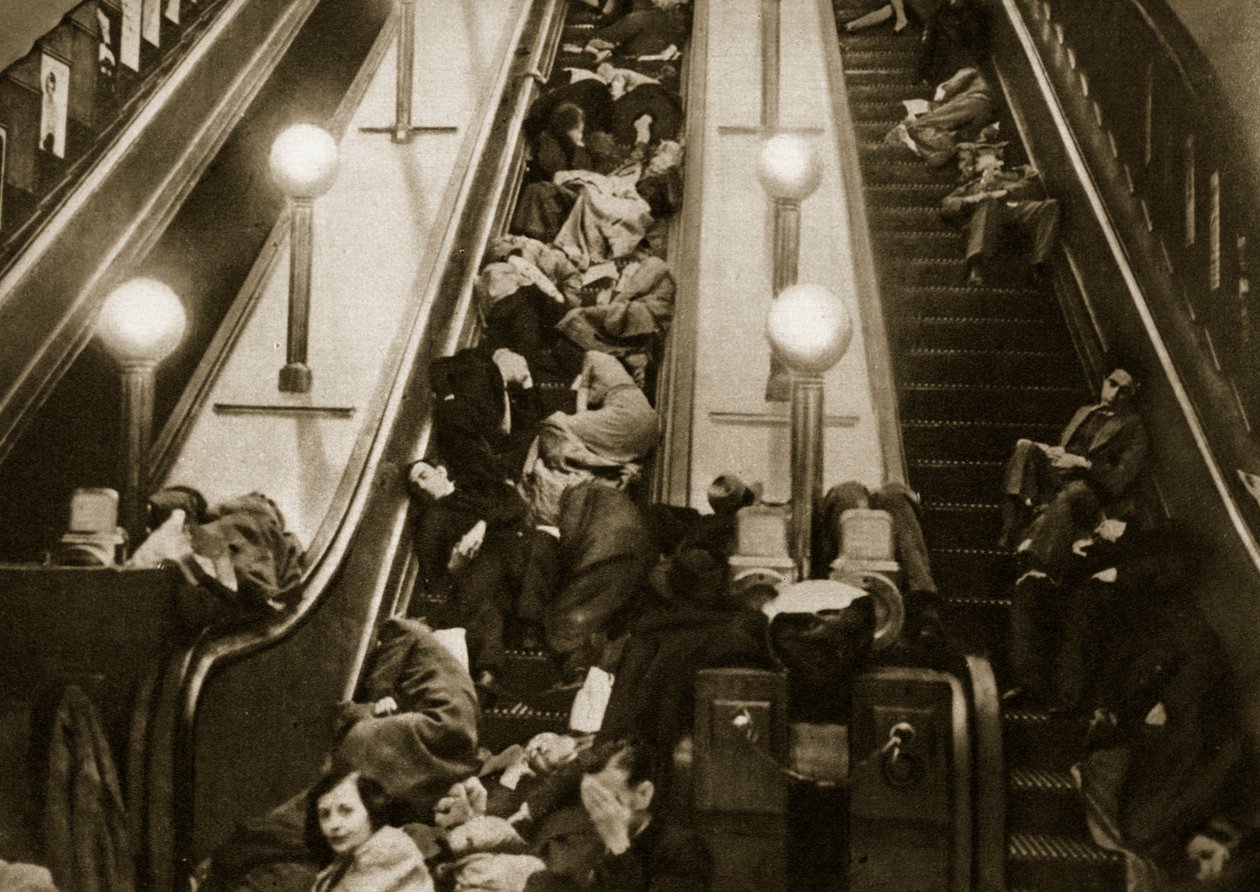 Londyńczycy szukają schronienia przed bombami w metrze, 1940 autorstwa English Photographer