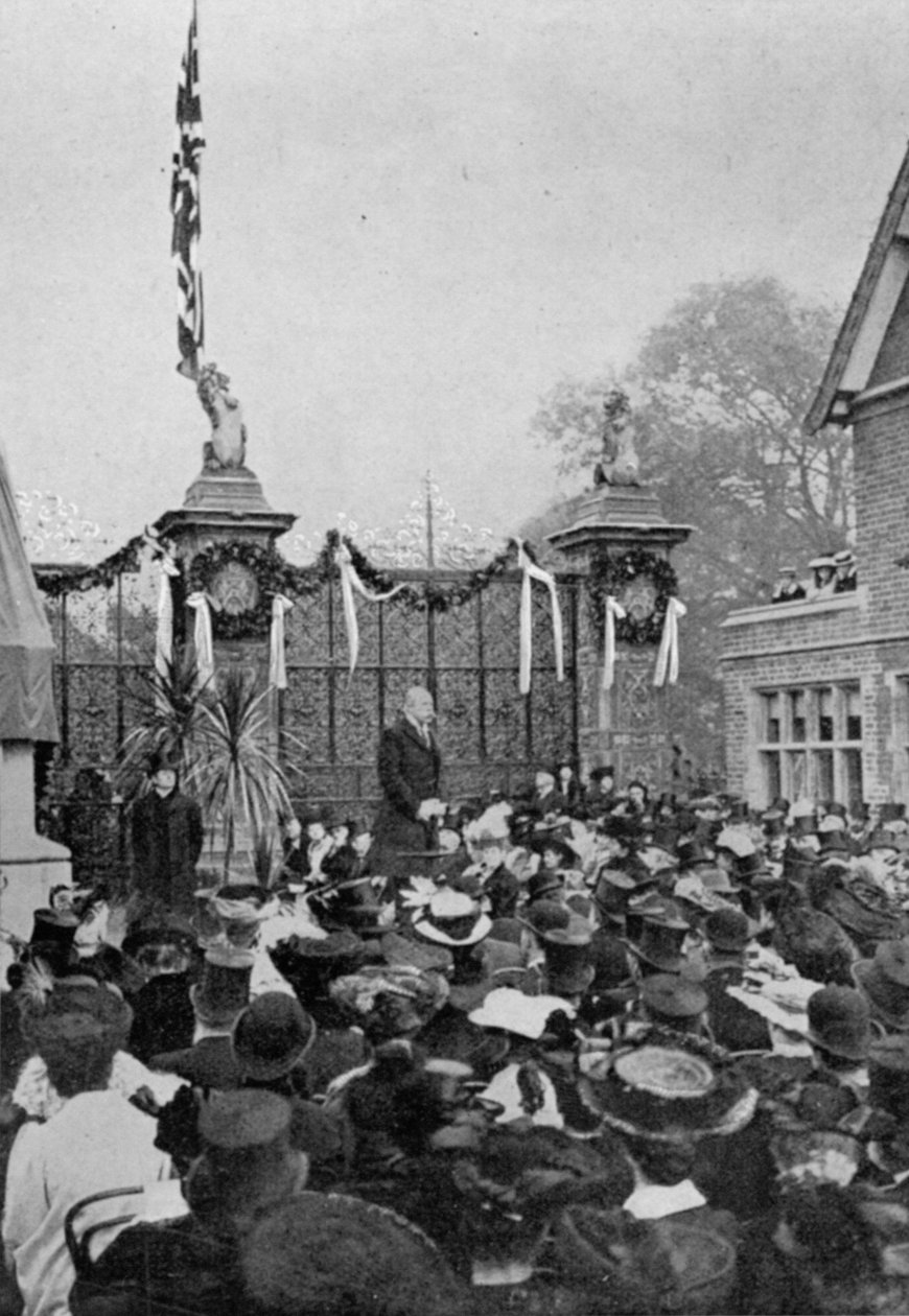 Lord Clarendon przemawia z artykułu zatytułowanego A Memorial of a Great Life: The Salisbury Statue at Hatfield opublikowanego w The Graphic, 27 października 1906 autorstwa English Photographer