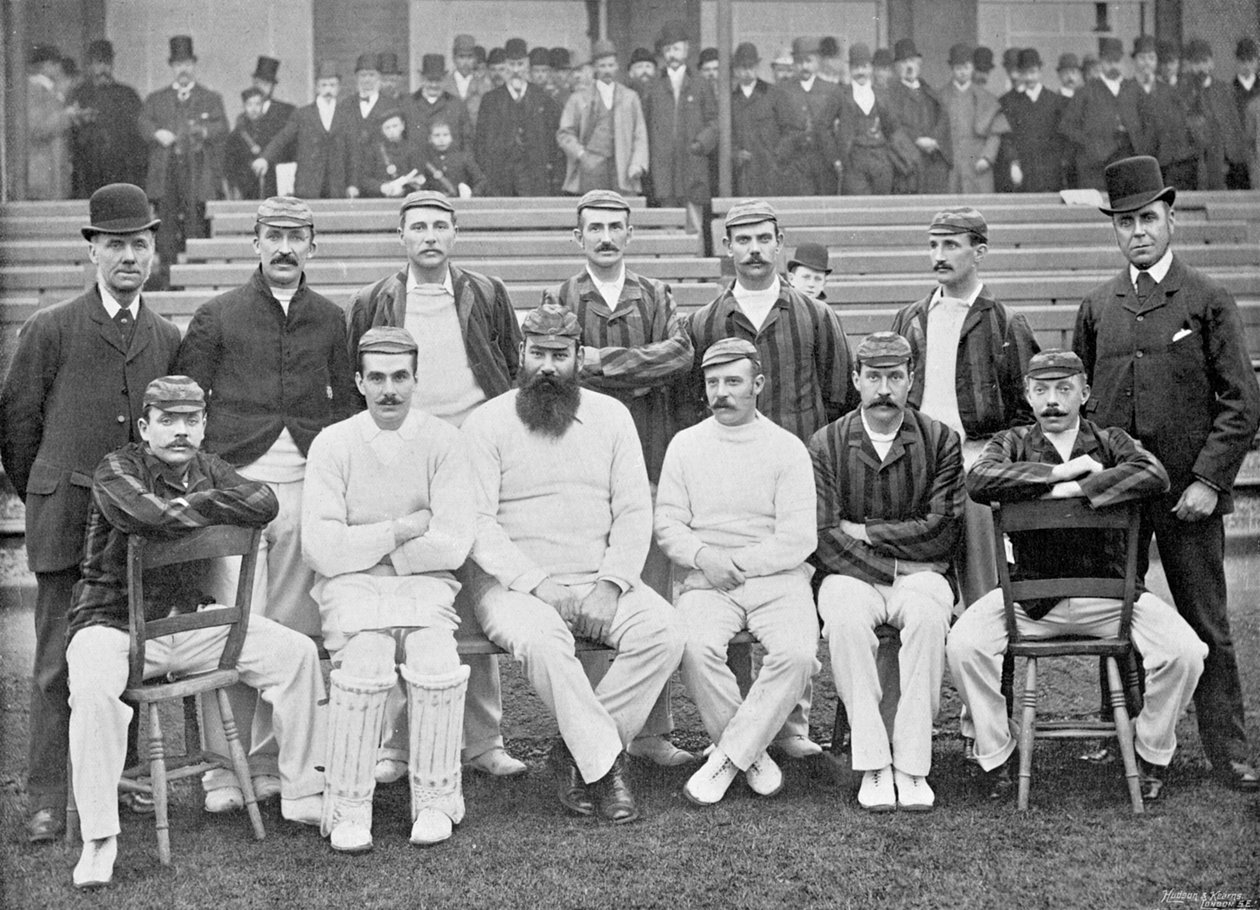 Drużyna Anglii Lorda Sheffieldsa na tournee po Australii, 1891-92, z Famous Cricketers and Cricket Grounds, opublikowane przez Hudson and Kearns, 1895 autorstwa English Photographer