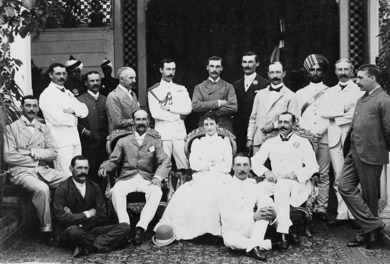 Lord i Lady Lansdowne i personel w loży wicekróla, Shimla, ok. 1888-94 autorstwa English Photographer