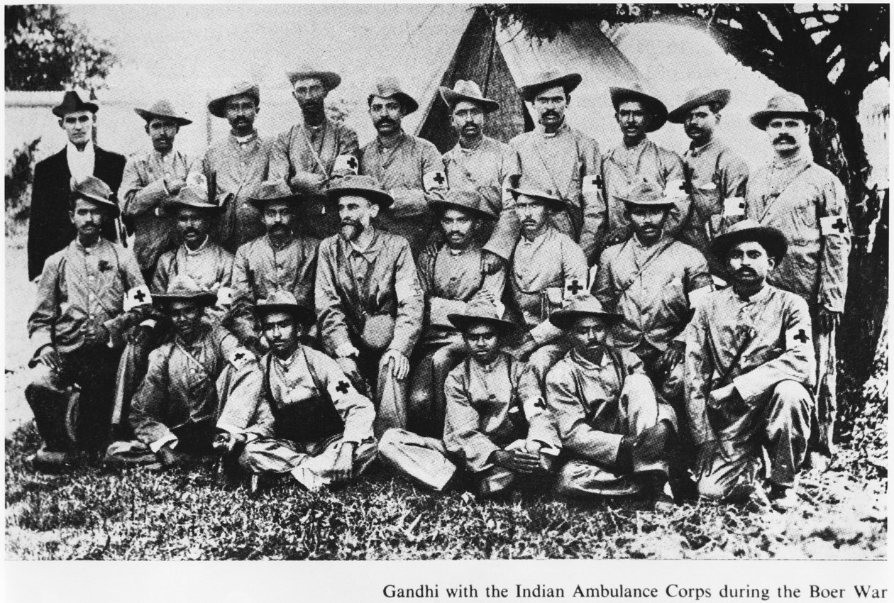 Mahatma Gandhi (1869-1948) z indyjskim korpusem pogotowia ratunkowego podczas wojny burskiej, RPA, 1899 autorstwa English Photographer