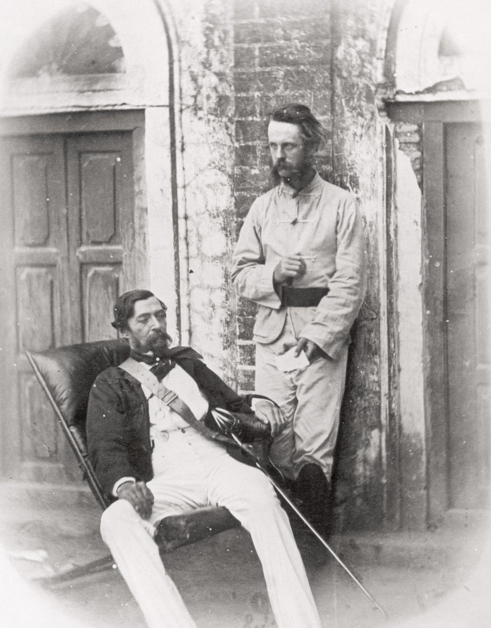 Generał dywizji Sir Robert Napier (1810-90) (siedzi) i jego ADC, major E.H. Greathead, Lucknow, 1857 autorstwa English Photographer