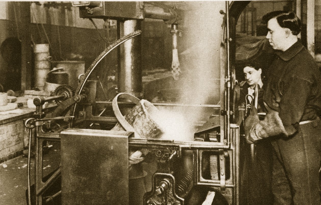 Zarabianie pieniędzy - spuszczanie naczynia z płynnym metalem do maszyny (zdjęcie sepia) autorstwa English Photographer