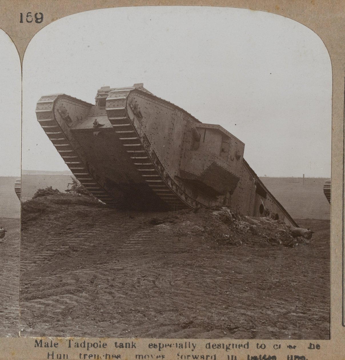 Męski czołg Kijanka zaprojektowany specjalnie do przekraczania okopów Hunów posuwa się naprzód w linii bojowej, 1914-18 autorstwa English Photographer