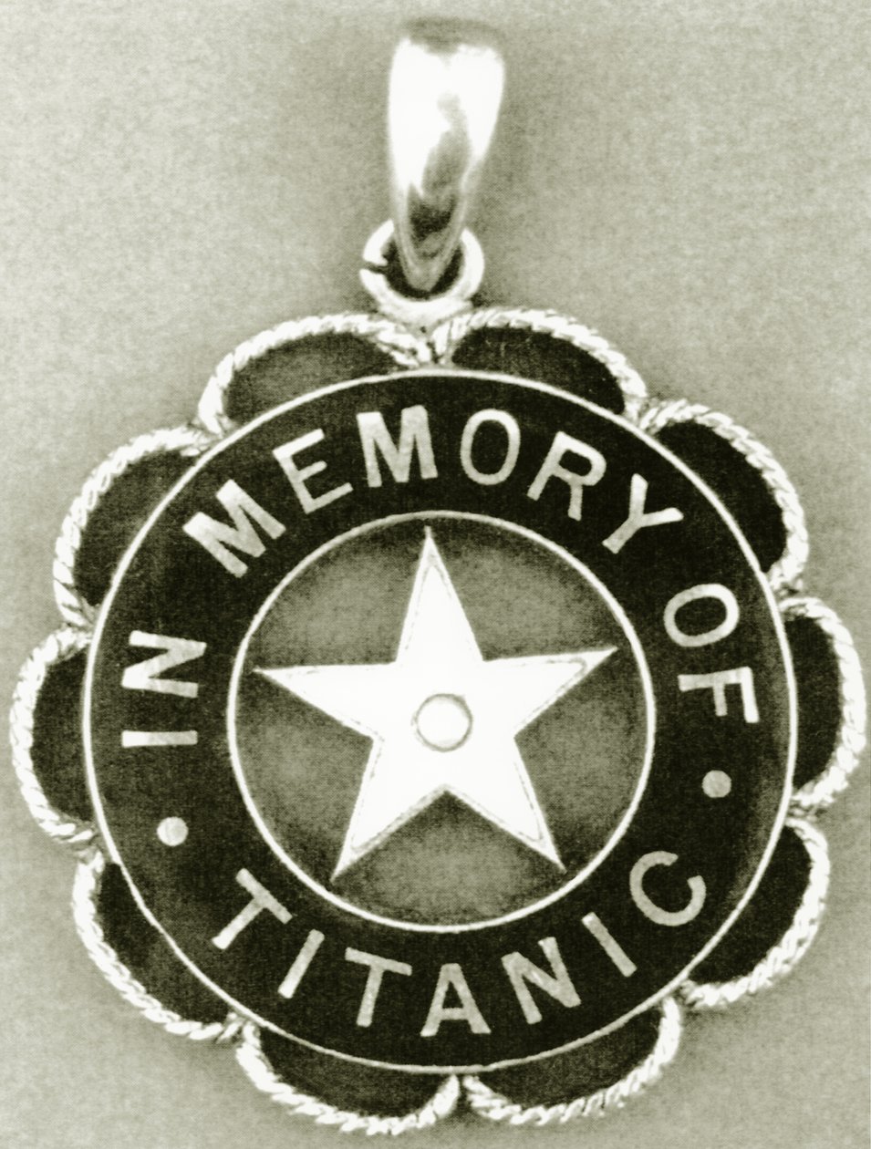 Medal przyznany przez White Star Line ocalałym z katastrofy Titanica autorstwa English Photographer
