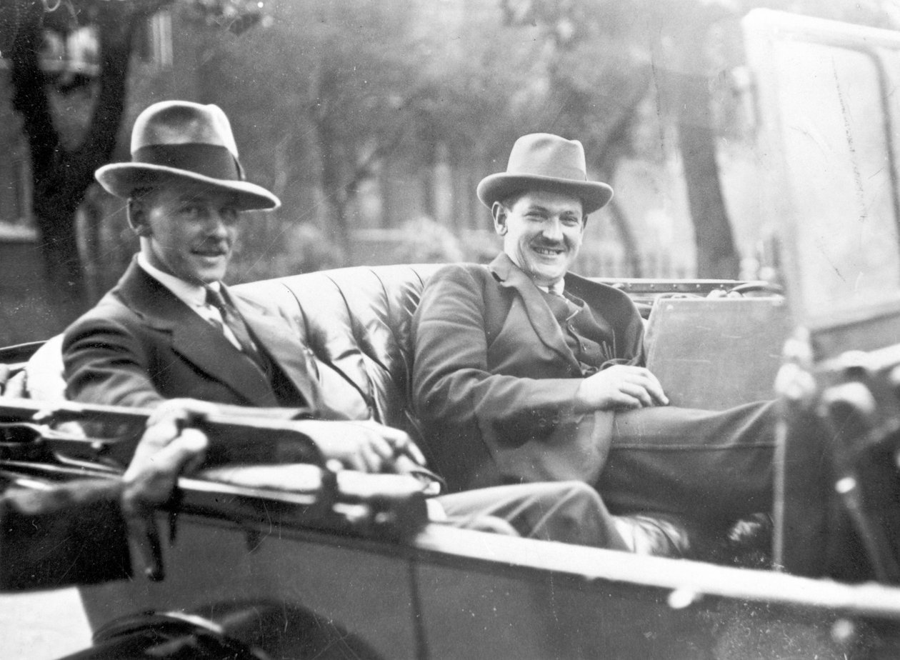Michael Collins (1890-1922) z Emmetem Daltonem podczas rozmów traktatowych w Londynie, 1921 autorstwa English Photographer