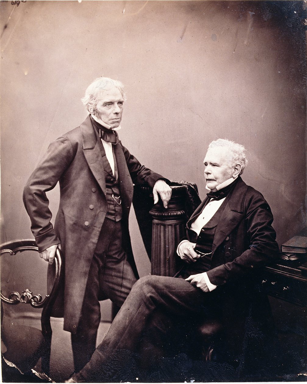 Michael Faraday (1791-1867) i William Thomas Brande (1788-1866) (siedzi) 1850-połowa 1860 (druk albumowy) autorstwa English Photographer