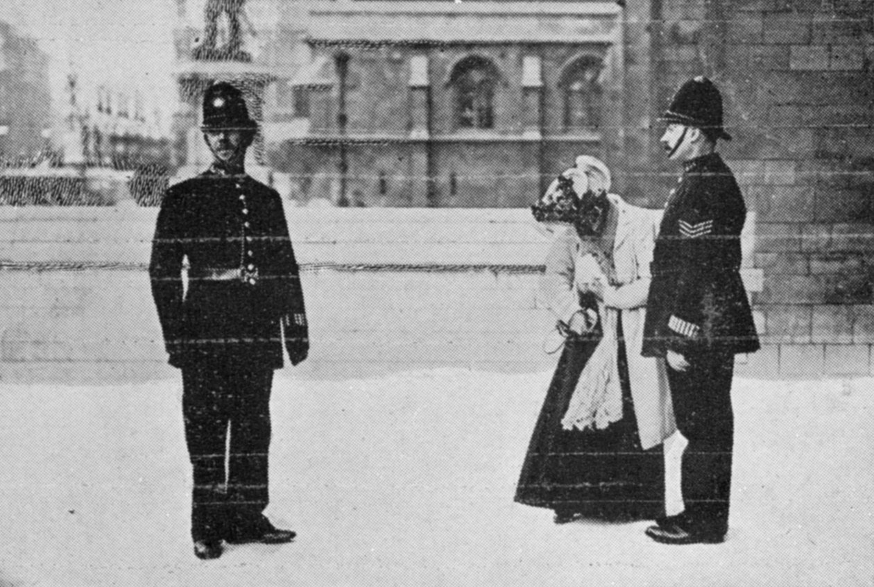 Miss Billington odnajdująca swoją wizytówkę, z artykułu zatytułowanego The Reassembling of Parliament, opublikowanego w The Graphic, 27 października 1906 autorstwa English Photographer