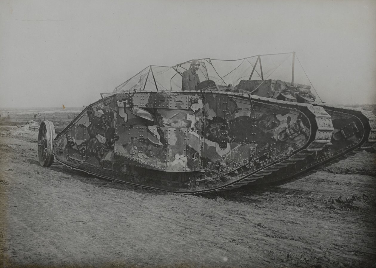 Czołg Mk 1 podczas szkolenia w Elveden, Suffolk, 1916 autorstwa English Photographer